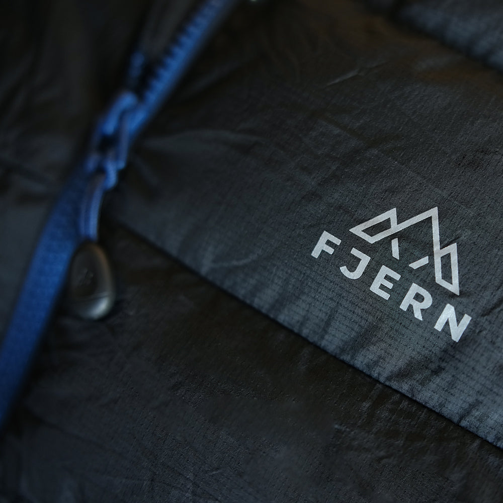Fjern Mens Arktis III Down Hooded Jacket (Black/Poseidon)
