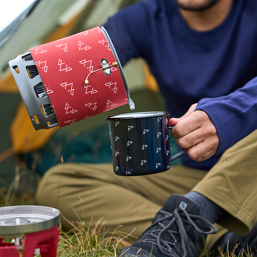 Fjern - Koppa Cup (Navy) | A must-have addition to your adventure essentials, this 500ml capacity mug is your ideal companion for savoring hot drinks and meals by the campfire