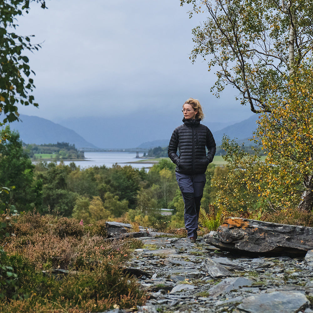 Fjern - Womens Aktiv Down Hooded Jacket (Stealth) | Venture further with the Aktiv, a versatile and lightweight insulated layer that offers exceptional warmth in a compact package