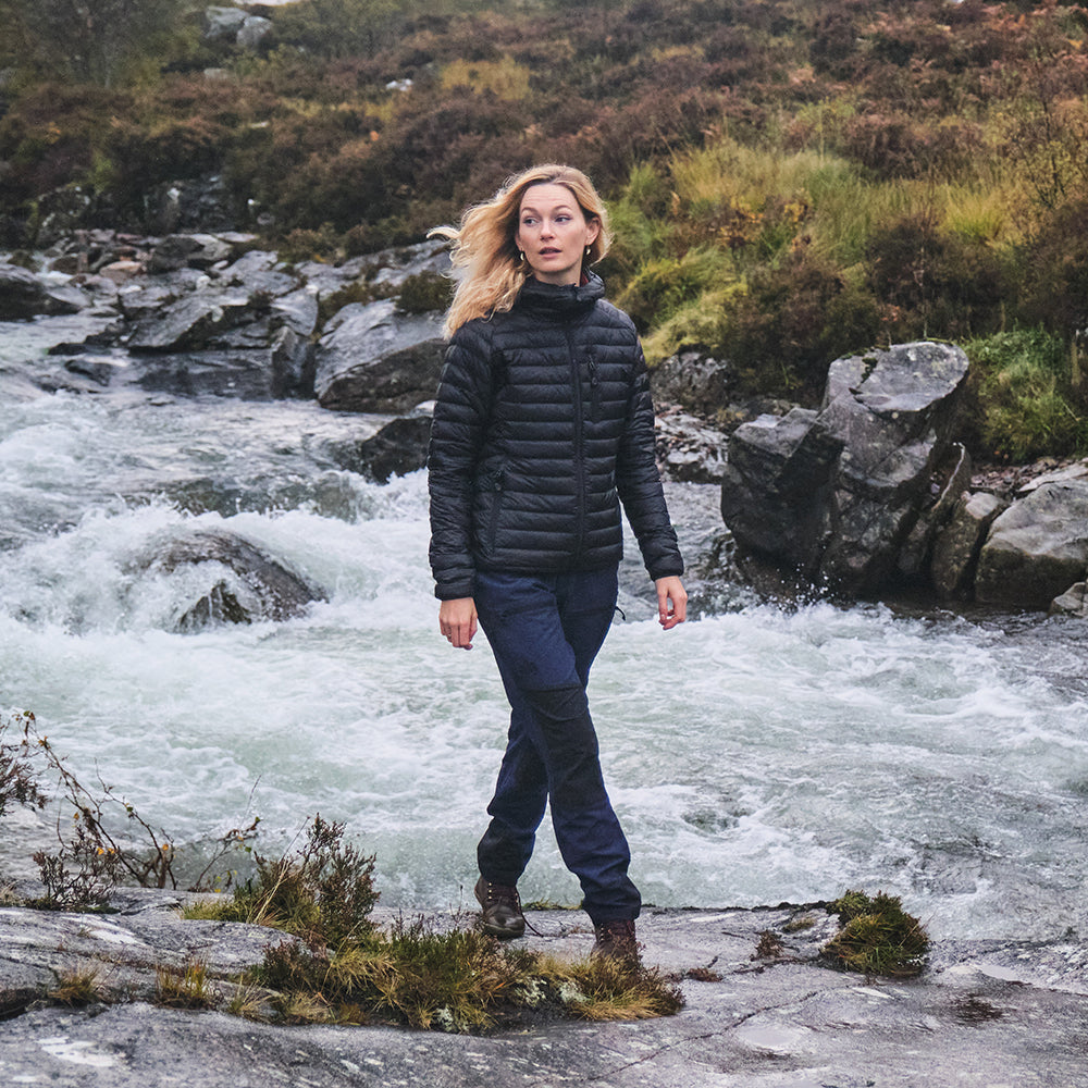 Fjern - Womens Aktiv Down Hooded Jacket (Stealth) | Venture further with the Aktiv, a versatile and lightweight insulated layer that offers exceptional warmth in a compact package