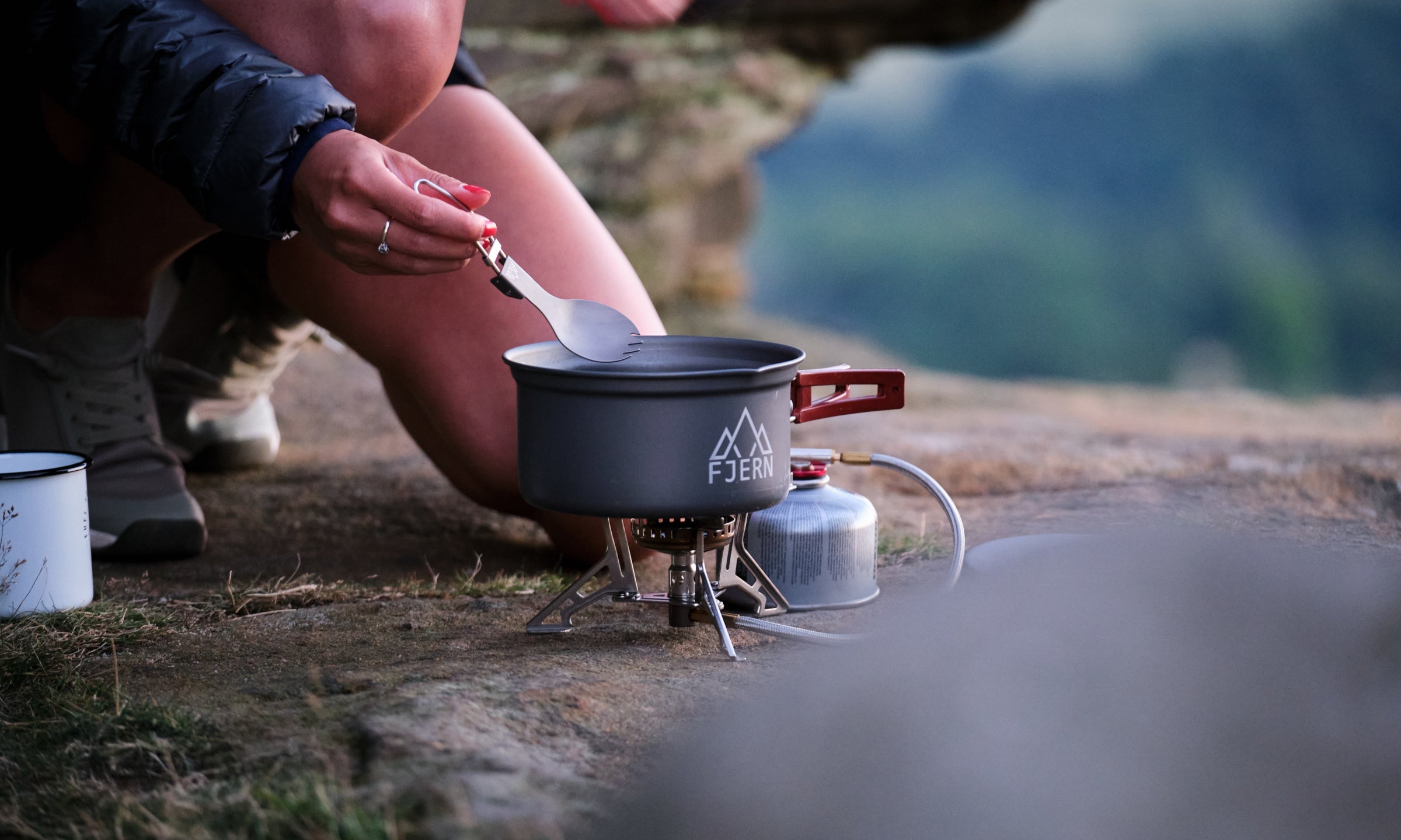 Cooking a meal with the Fjern Kypsetä Pan Set