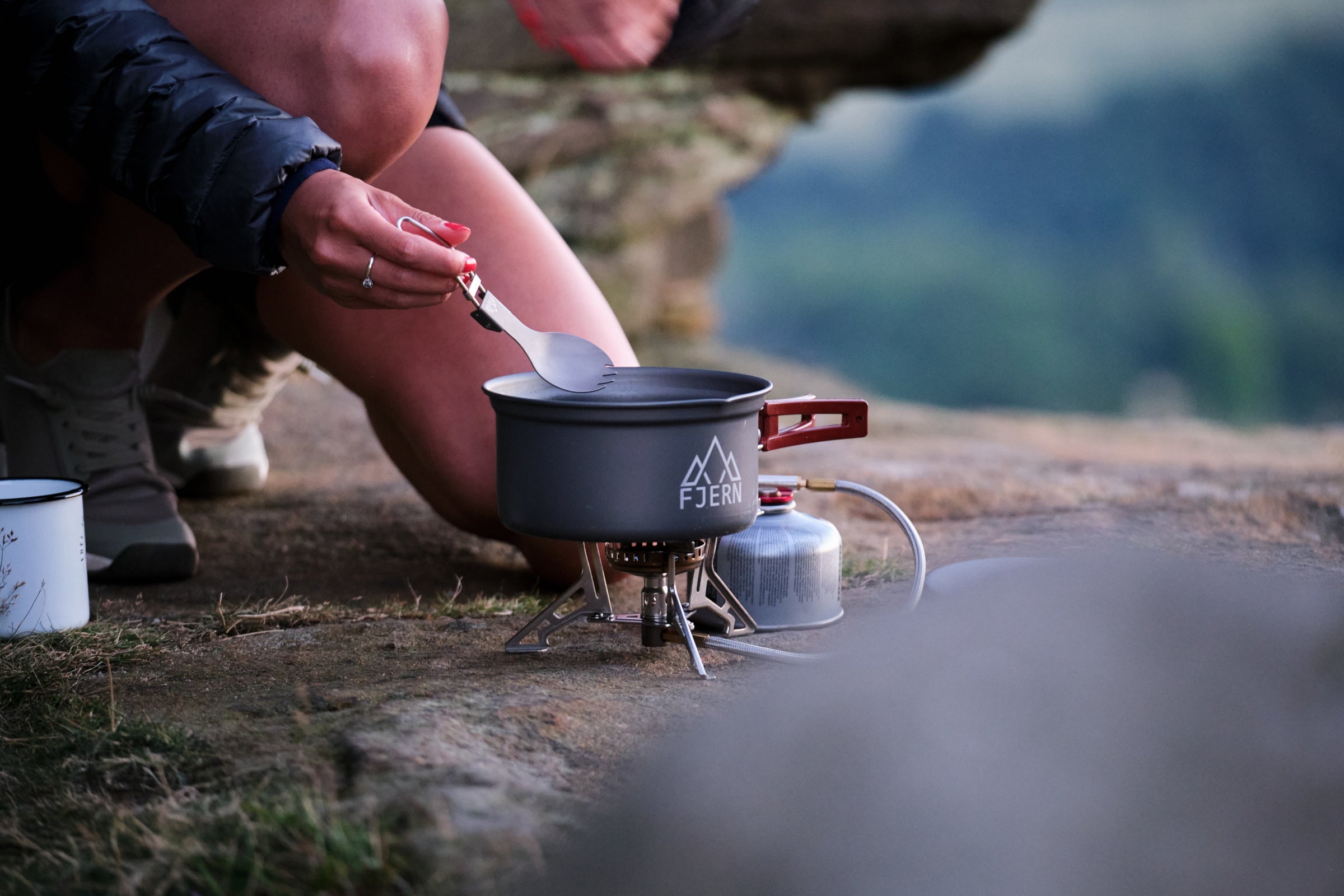 Cooking a meal with the Fjern Kypsetä Pan Set