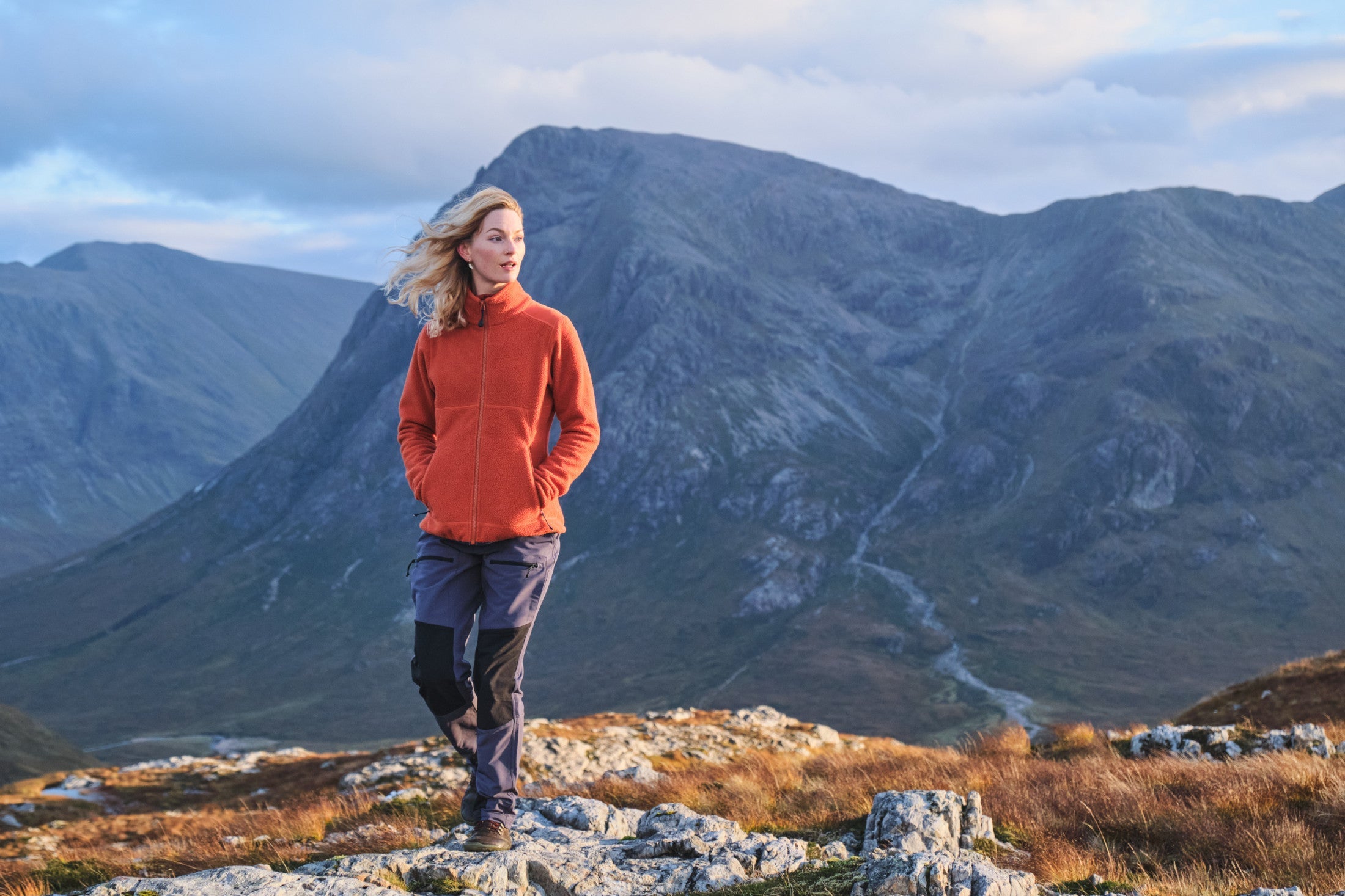 Fjern Mysig Fleece & Hagna Trousers on a Highland plateau