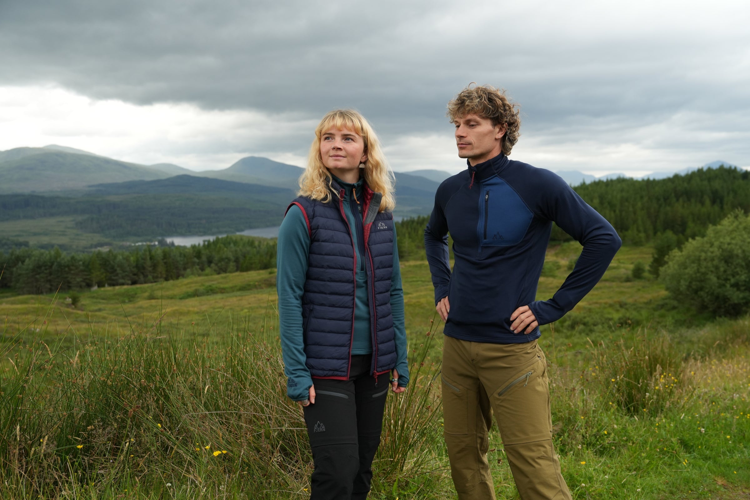 Man and woman outdoors wearing Bresprekk half zip fleeces
