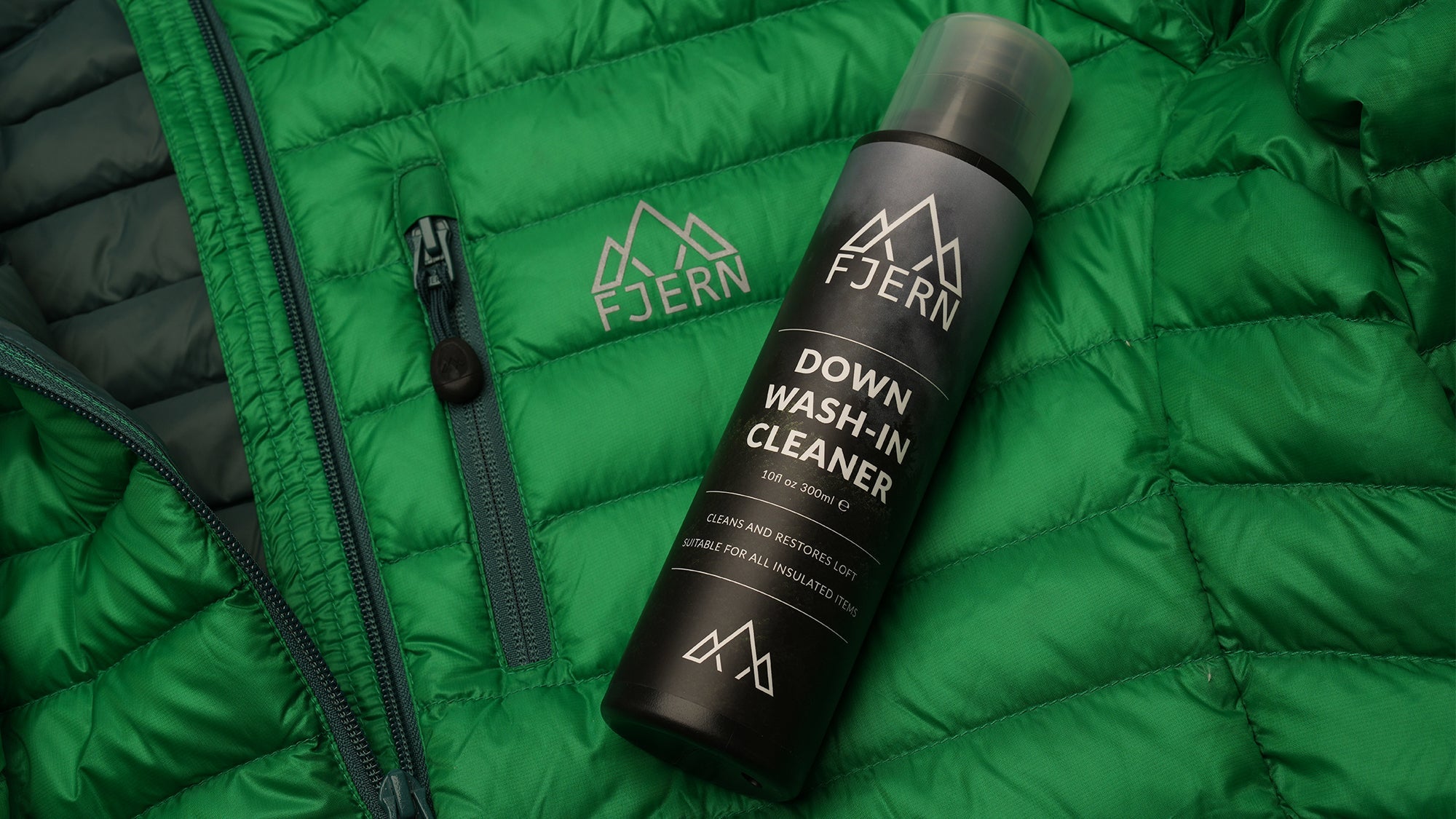 Fjern Down Wash-In Cleaner resting on an Aktiv Jacket