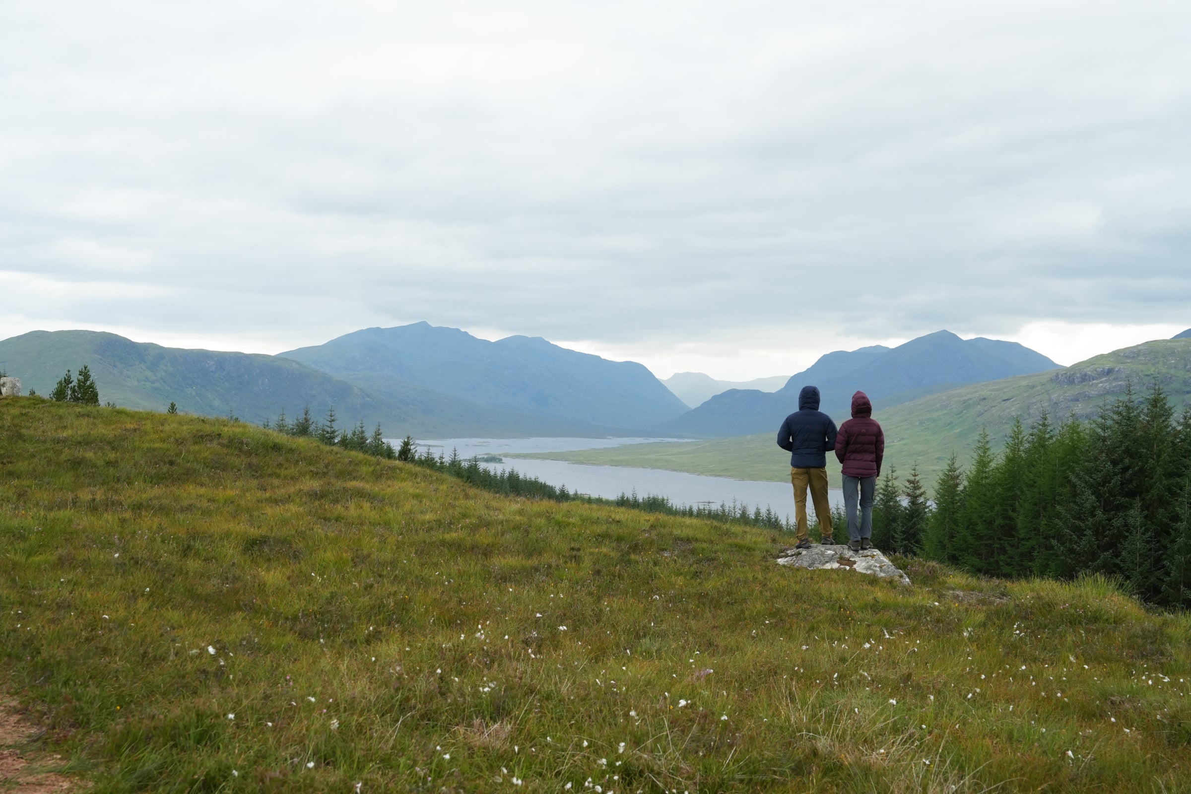 Two people in Fjern jackets overlooking a valley and mountains