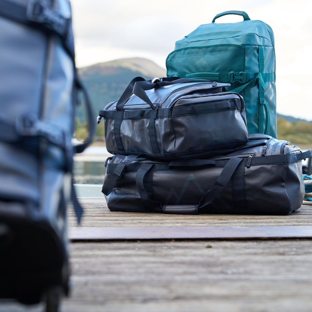 Fjern - Fördra 40L Duffle Bag (Midnight) | Made from durable 100% recycled polyester with a TPU-film laminate, the Fördra duffle bag offers 40L of storage, multiple pockets, and versatile carrying options