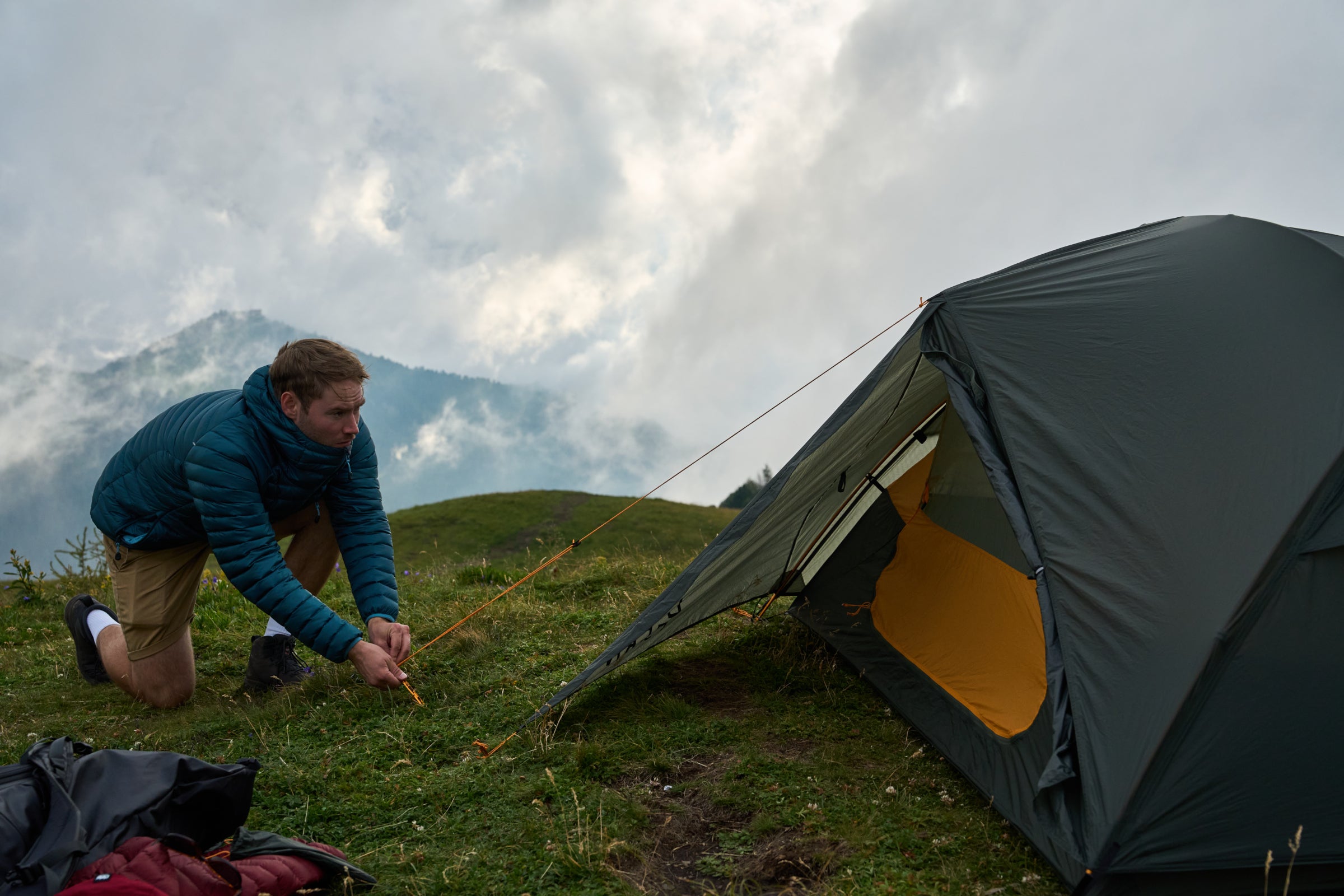 Fjern Stråle Tent Peg Set — Lightweight, durable, and designed for strong holding power, these high-visibility tent pegs are perfect for all terrains, ensuring your setup stays stable in any conditions