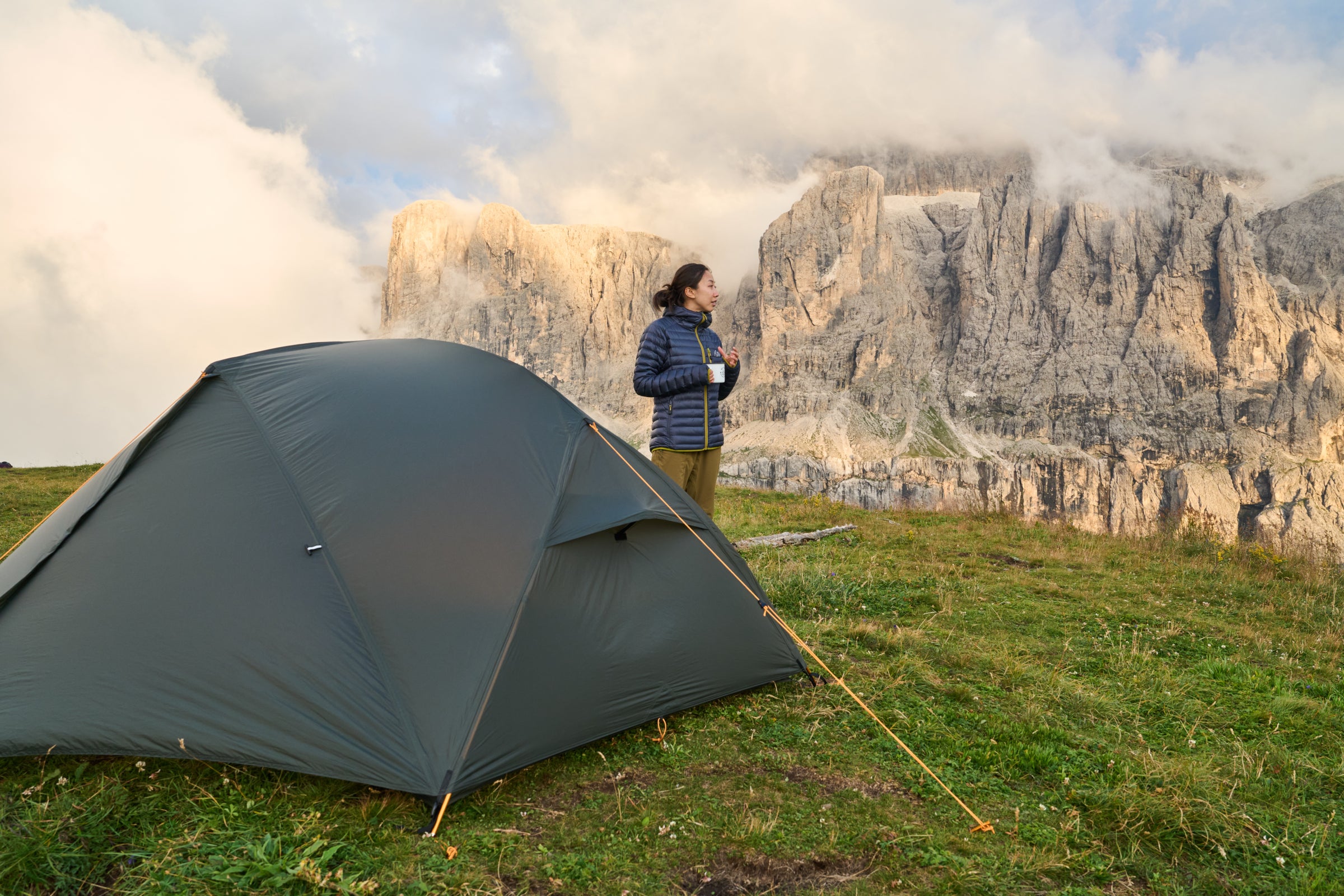Fjern Stråle Tent Peg Set — Lightweight, durable, and designed for strong holding power, these high-visibility tent pegs are perfect for all terrains, ensuring your setup stays stable in any conditions
