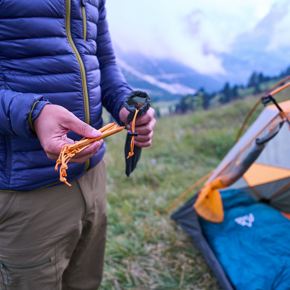 Fjern Stråle Tent Peg Set — Lightweight, durable, and designed for strong holding power, these high-visibility tent pegs are perfect for all terrains, ensuring your setup stays stable in any conditions