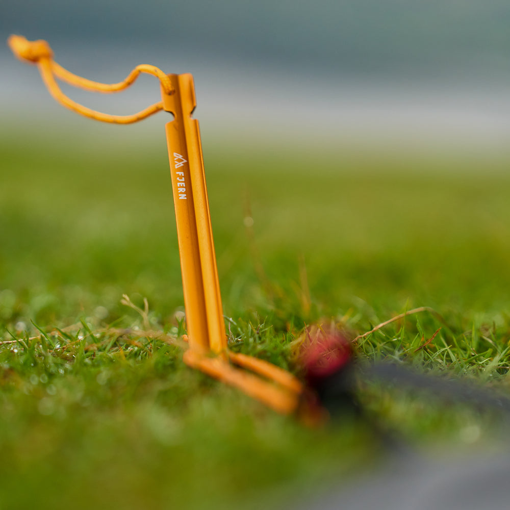 Fjern Stråle Tent Peg Set — Lightweight, durable, and designed for strong holding power, these high-visibility tent pegs are perfect for all terrains, ensuring your setup stays stable in any conditions