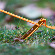 Fjern Stråle Tent Peg Set — Lightweight, durable, and designed for strong holding power, these high-visibility tent pegs are perfect for all terrains, ensuring your setup stays stable in any conditions