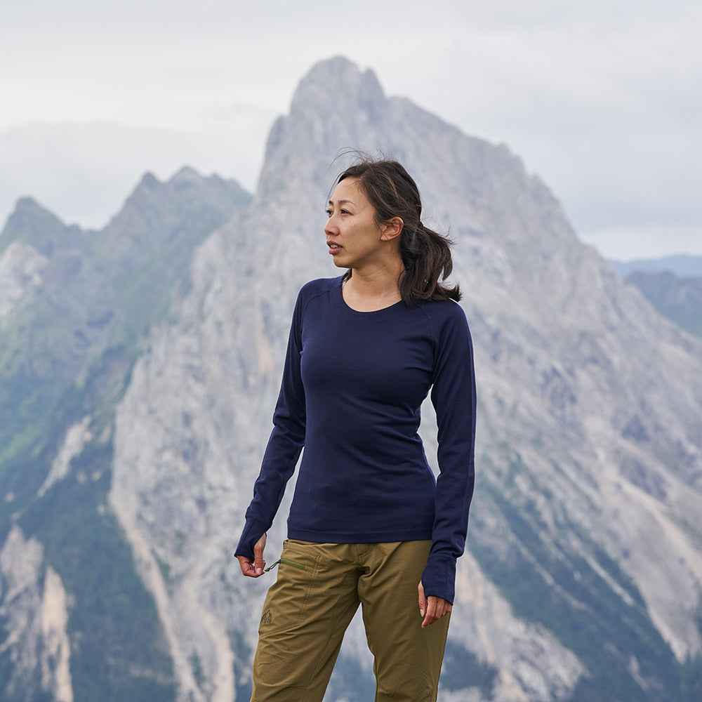 Fjern - Womens Första Merino Blend Long Sleeve Crew Baselayer (Navy) | Explore the outdoors with the Första, a versatile and lightweight technical crew top designed for the active adventurer