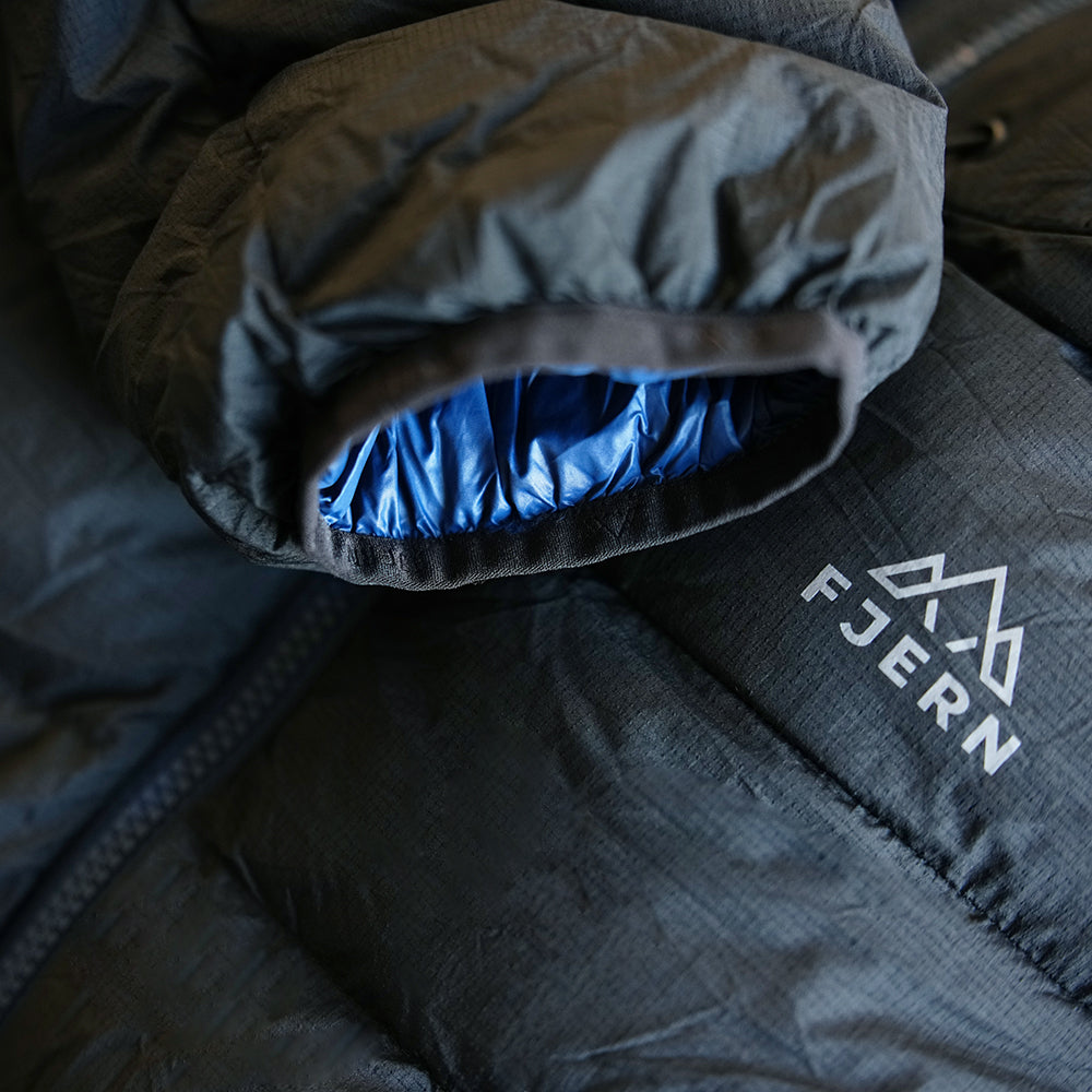 Fjern Mens Arktis III Down Hooded Jacket (Black/Poseidon)