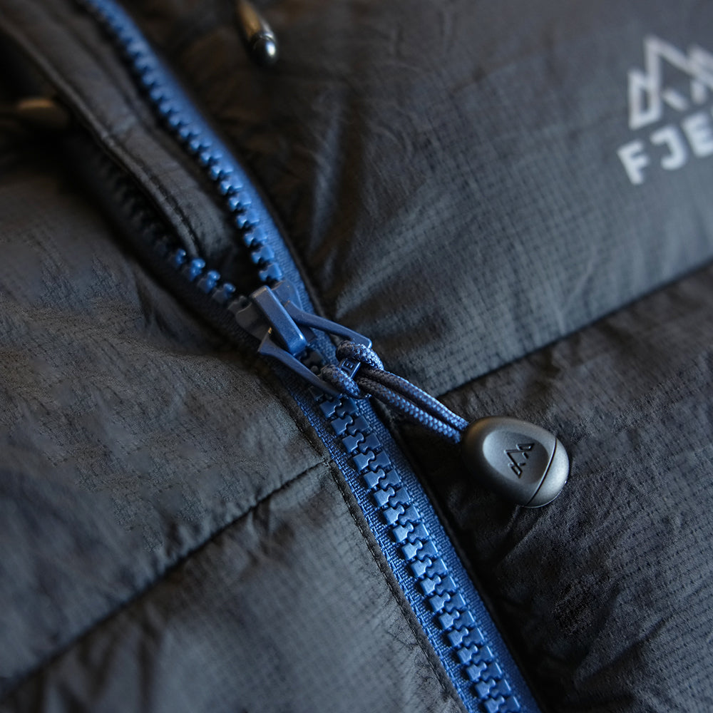 Fjern Mens Arktis III Down Hooded Jacket (Black/Poseidon)