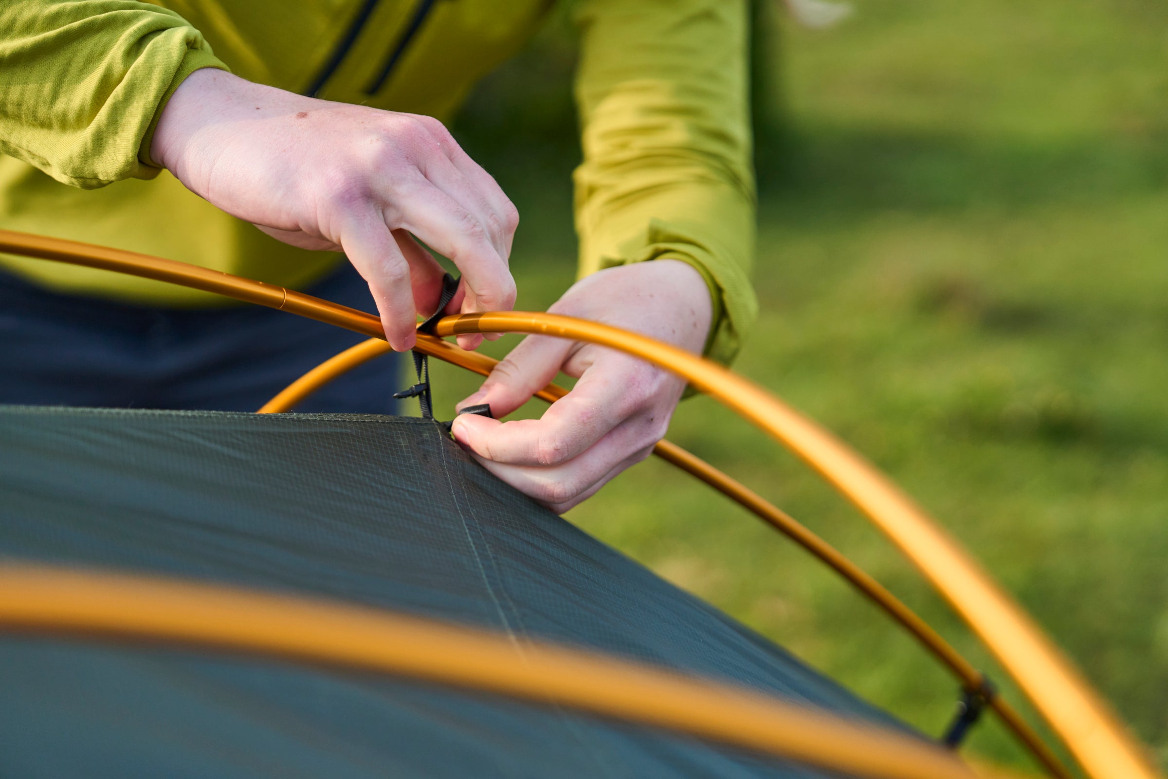 Securing the flysheet clip system during setup