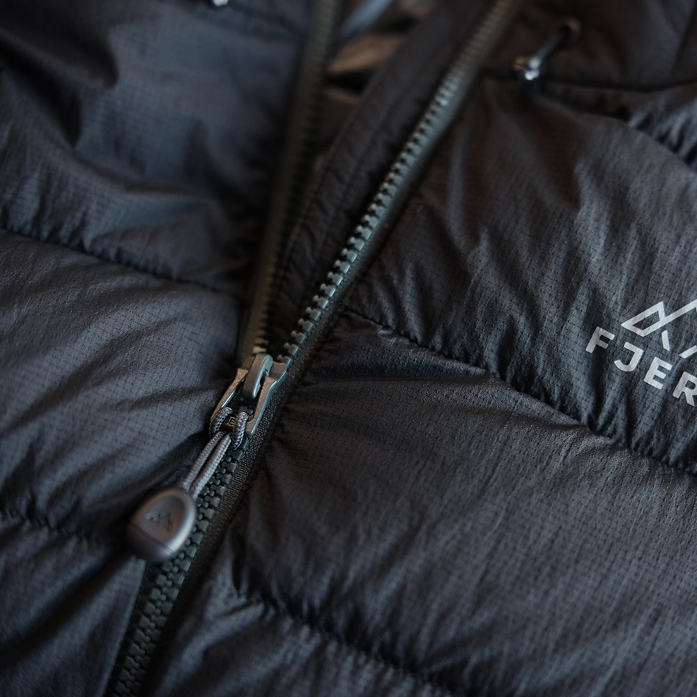 Fjern Womens Arktis III Down Hooded Jacket (Black/Charcoal)