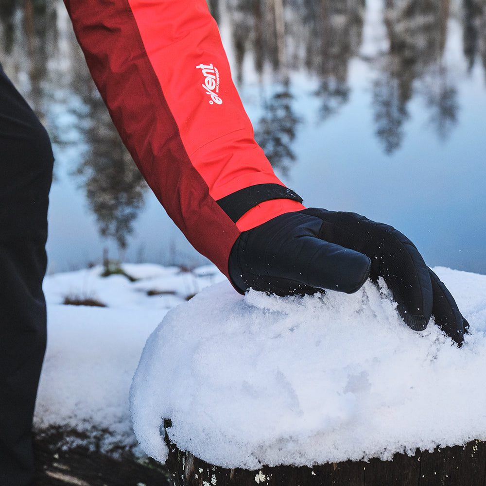 Fjern - Dovre Insulated Gloves (Black) | Gear up your alpine performance with the Aktiv Gilet, a versatile and lightweight insulated layer that offers core warmth without the bulk