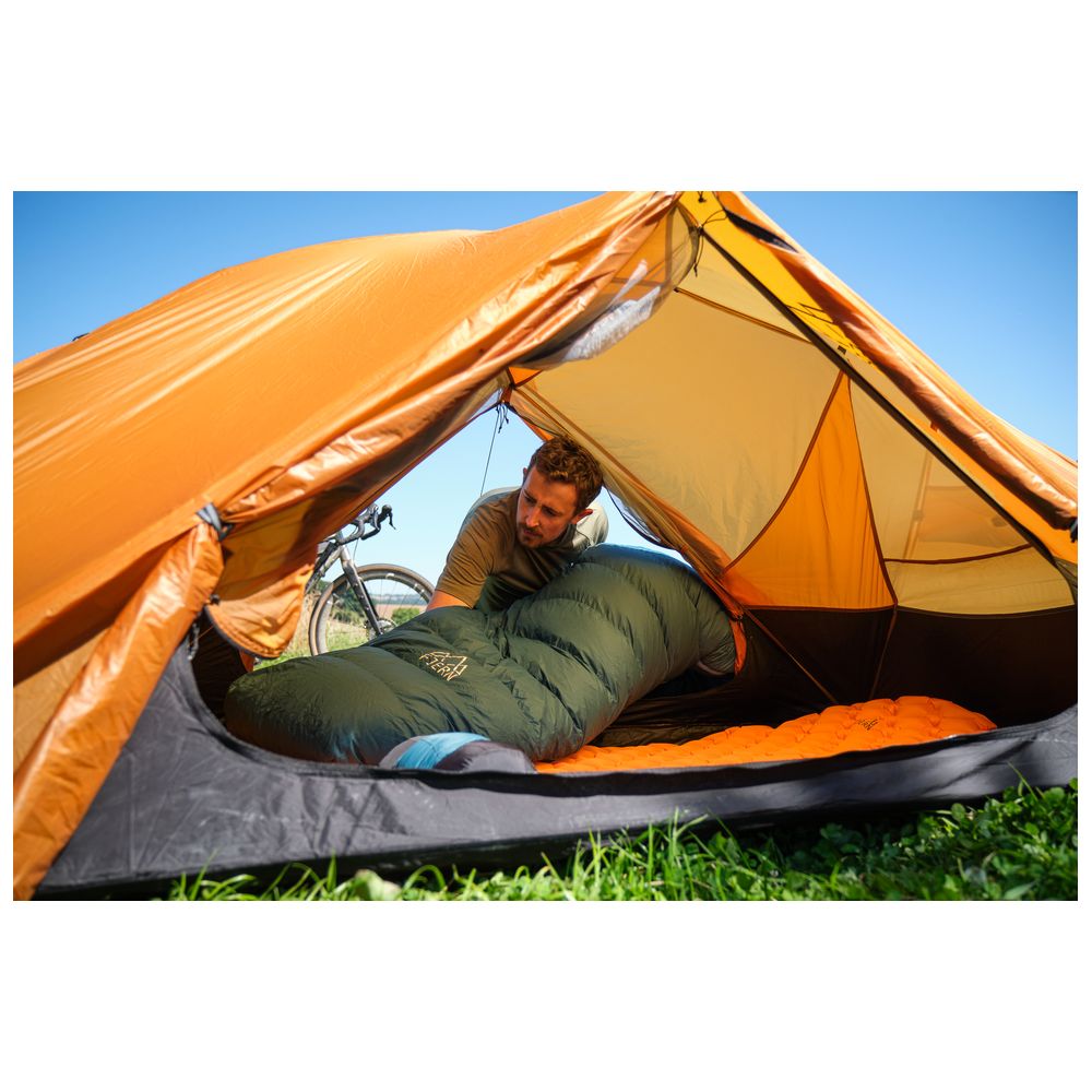 Fjern - Hygge 400 Down Sleeping Bag (Petrol/Arctic Blue) | Embrace the great outdoors with the Hygge 400, your ideal companion for 3-season adventures