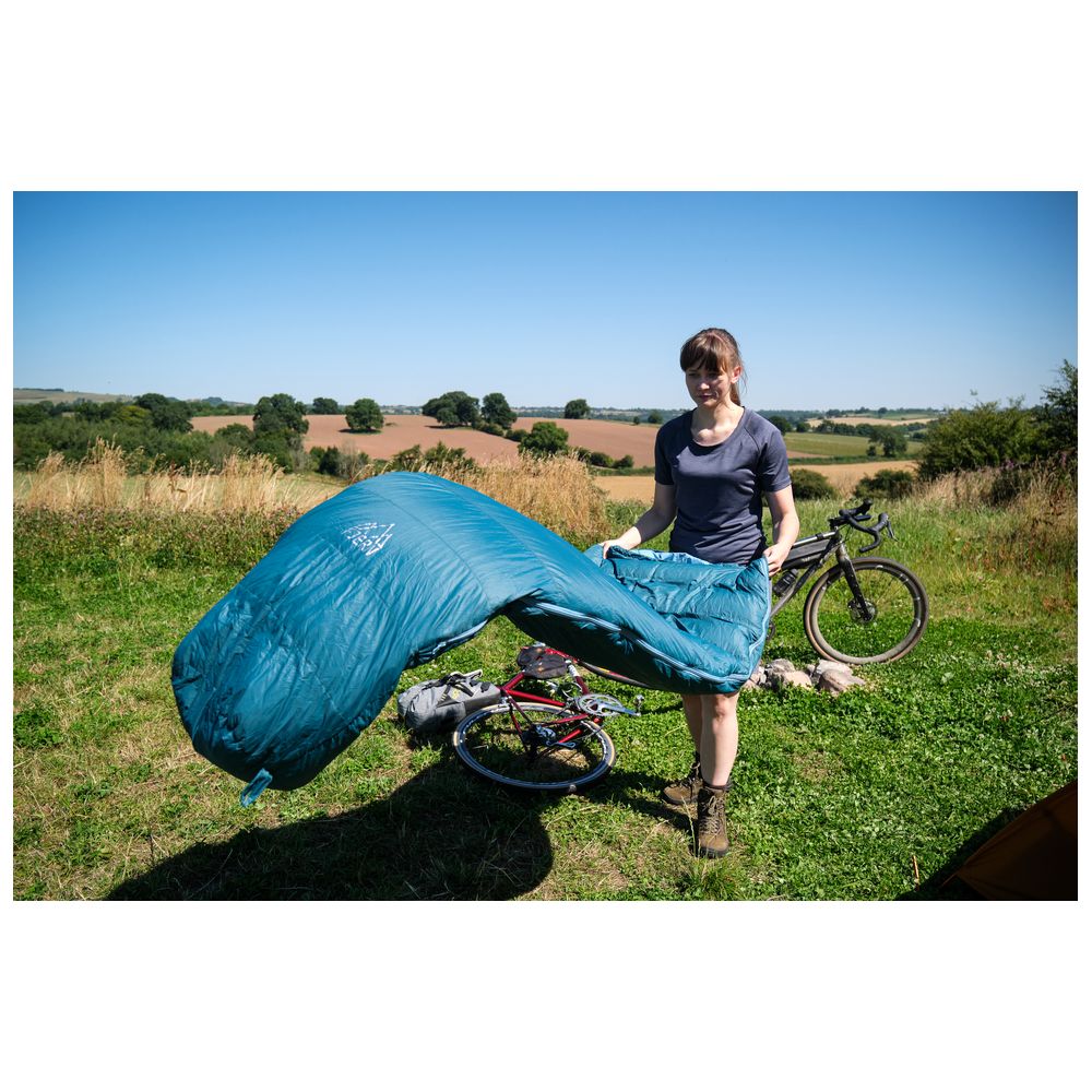 Fjern - Hygge 400 Down Sleeping Bag (Petrol/Arctic Blue) | Embrace the great outdoors with the Hygge 400, your ideal companion for 3-season adventures