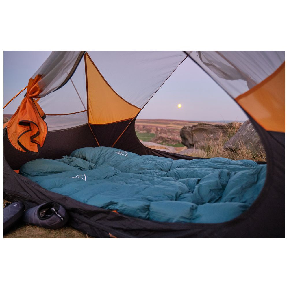 Fjern - Hygge 600 Down Sleeping Bag (Petrol/Arctic Blue) | Elevate your cold-weather adventures with the Hygge 600 Down Sleeping Bag