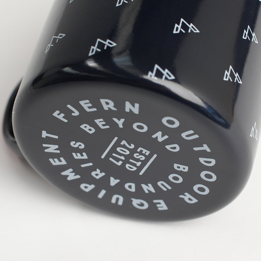 Fjern - Koppa Cup (Navy) | A must-have addition to your adventure essentials, this 500ml capacity mug is your ideal companion for savoring hot drinks and meals by the campfire