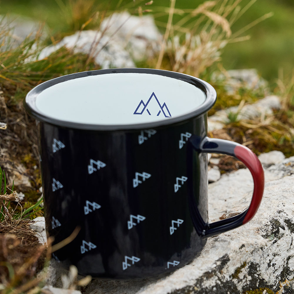 Fjern - Koppa Cup (Navy) | A must-have addition to your adventure essentials, this 500ml capacity mug is your ideal companion for savoring hot drinks and meals by the campfire