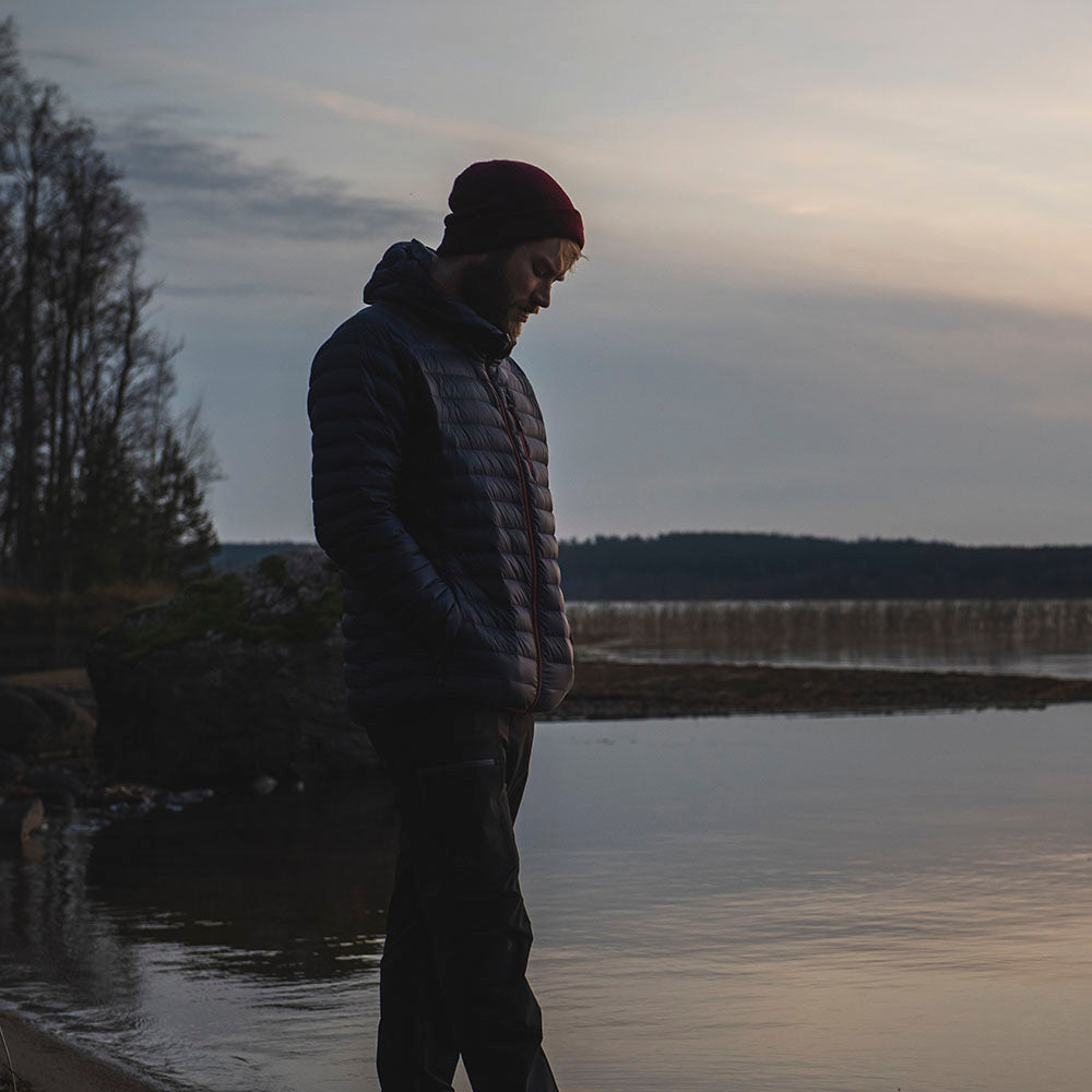Fjern - Mens Aktiv Down Hooded Jacket (Navy/Rust) | Venture further with the Aktiv, a versatile and lightweight insulated layer that offers exceptional warmth in a compact package