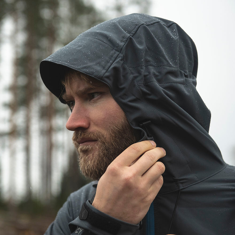 Fjern - Mens Grenser Softshell Jacket (Charcoal/Cobalt) | Conquer the mountains with the Grenser softshell, the ultimate jacket for alpine adventures