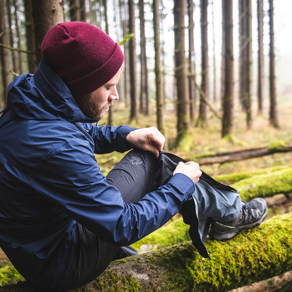 Fjern - Mens Vanntett Waterproof Trousers (Black) | Brave the elements with our mountaineering over-trousers, crafted from lightweight, waterproof Nylon ripstop with a DWR finish