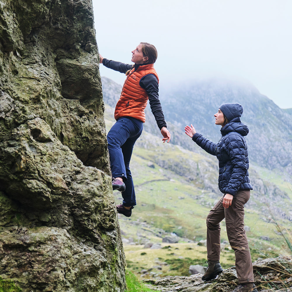 Navy) | Gear up your alpine performance with the Aktiv Gilet, a versatile and lightweight insulated layer that offers core warmth without the bulk