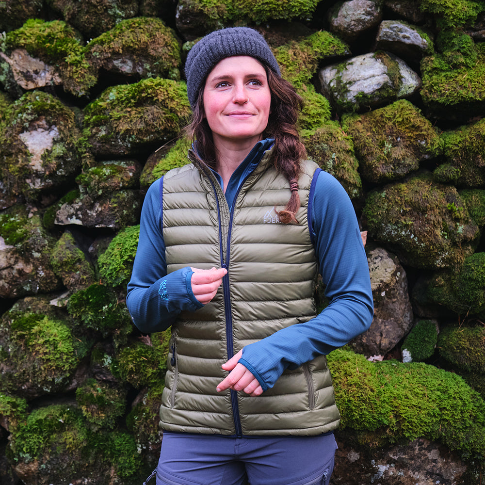 Navy) | Gear up your alpine performance with the Aktiv Gilet, a versatile and lightweight insulated layer that offers core warmth without the bulk