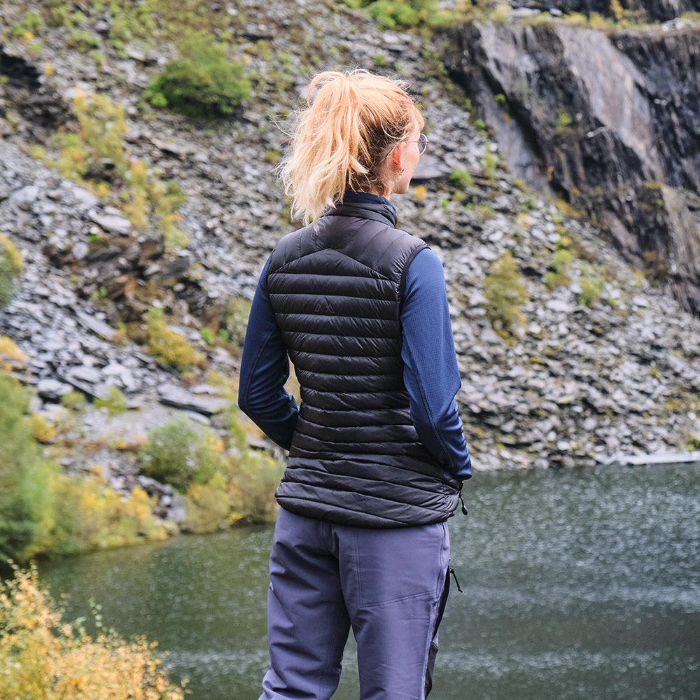 Fjern - Womens Aktiv Down Gilet (Stealth) | Gear up your alpine performance with the Aktiv Gilet, a versatile and lightweight insulated layer that offers core warmth without the bulk