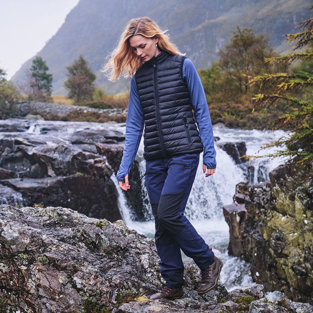 Fjern - Womens Aktiv Down Gilet (Stealth) | Gear up your alpine performance with the Aktiv Gilet, a versatile and lightweight insulated layer that offers core warmth without the bulk