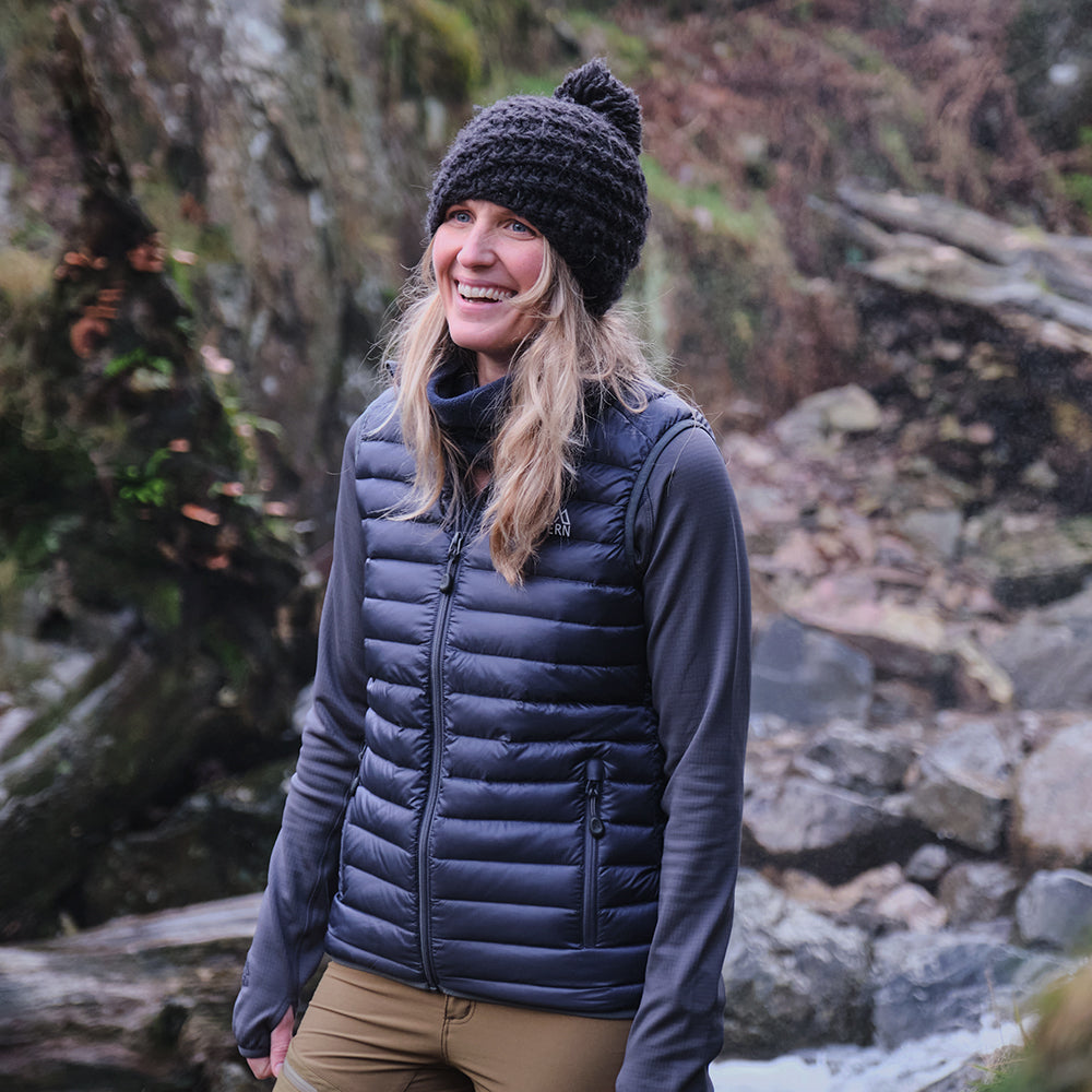 Charcoal) | Gear up your alpine performance with the Aktiv Gilet, a versatile and lightweight insulated layer that offers core warmth without the bulk