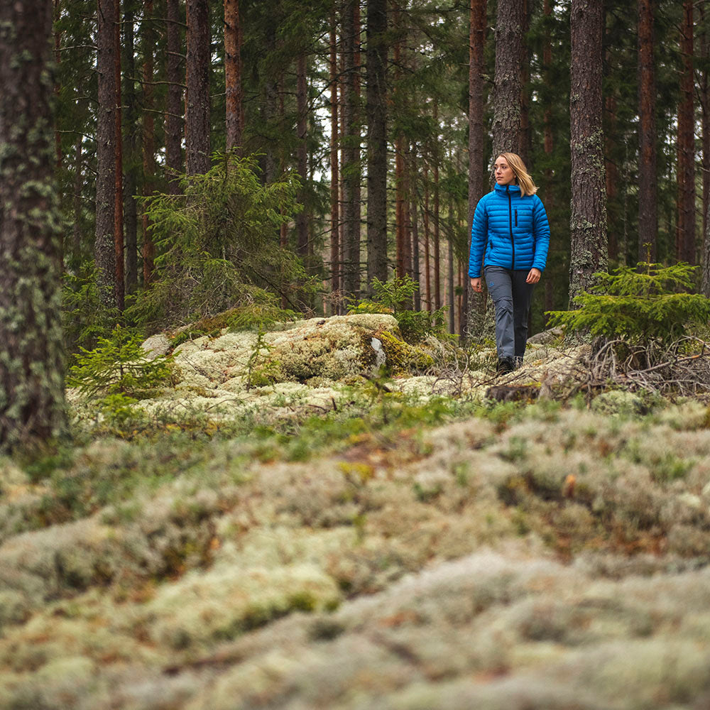 Fjern - Womens Aktiv Down Hooded Jacket (Cobalt/Navy) | Venture further with the Aktiv, a versatile and lightweight insulated layer that offers exceptional warmth in a compact package