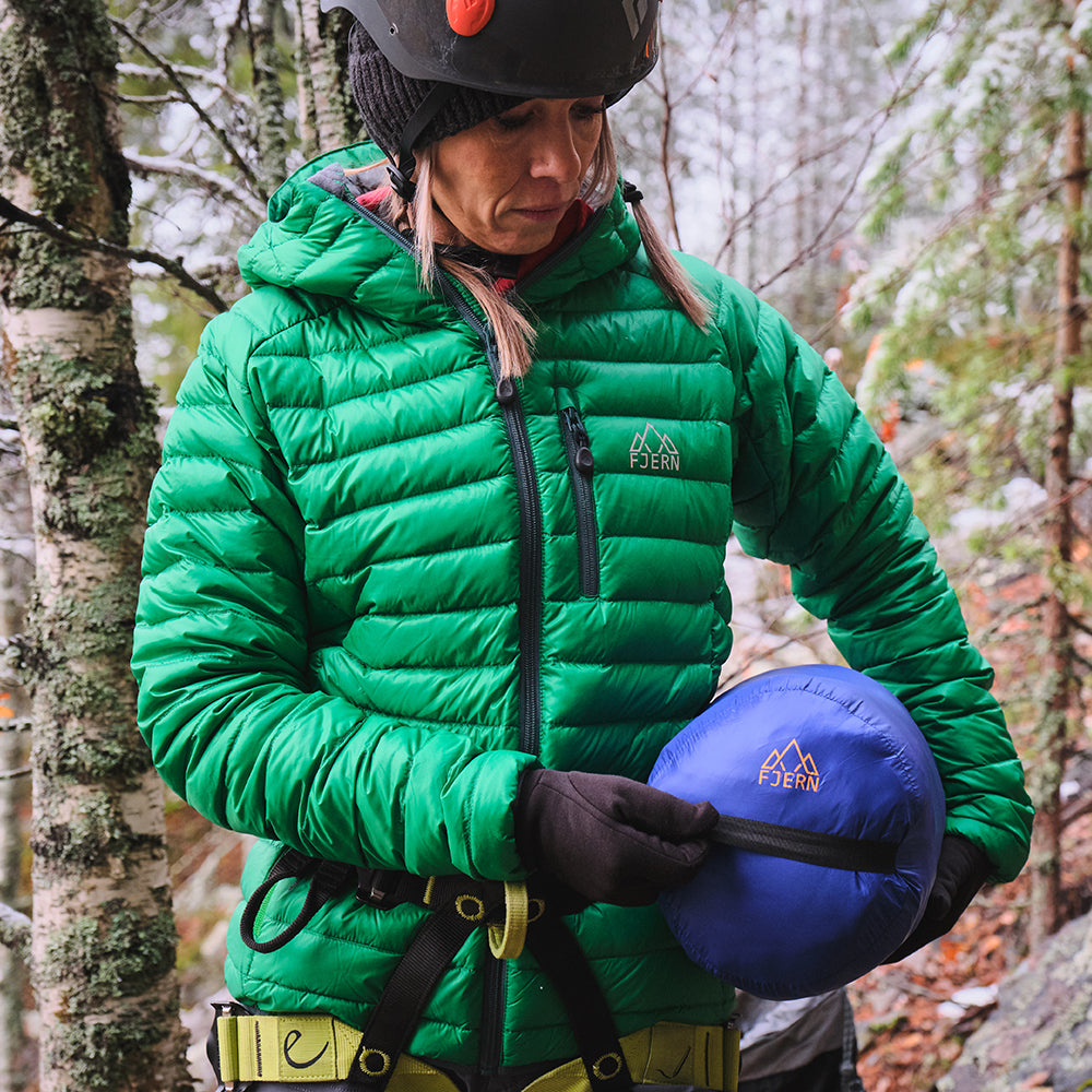 Pine) | Venture further with the Aktiv, a versatile and lightweight insulated layer that offers exceptional warmth in a compact package