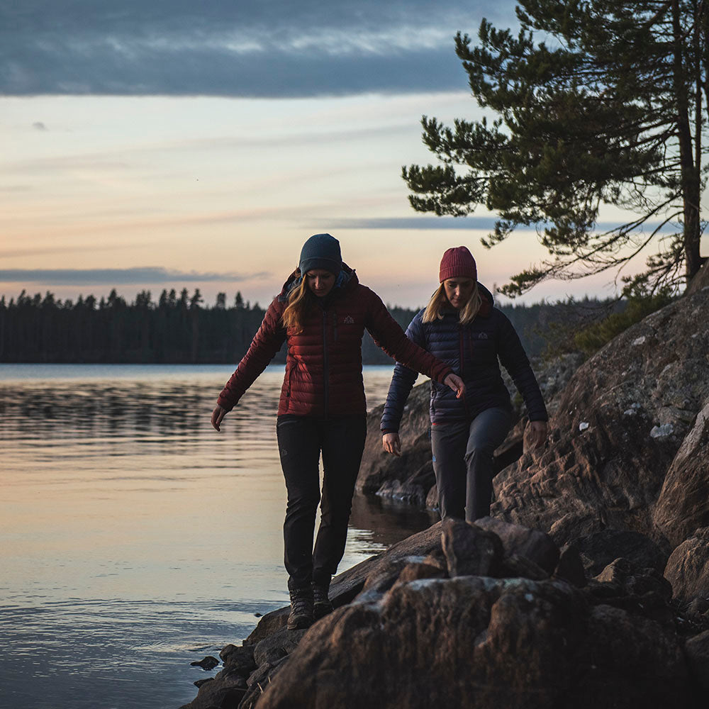 Charcoal) | Venture further with the Aktiv, a versatile and lightweight insulated layer that offers exceptional warmth in a compact package