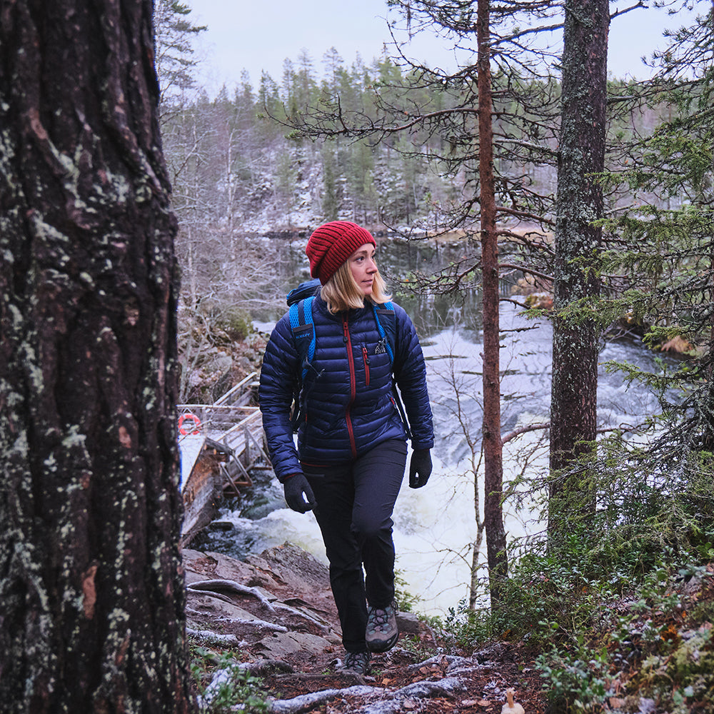 Rust) | Venture further with the Aktiv, a versatile and lightweight insulated layer that offers exceptional warmth in a compact package