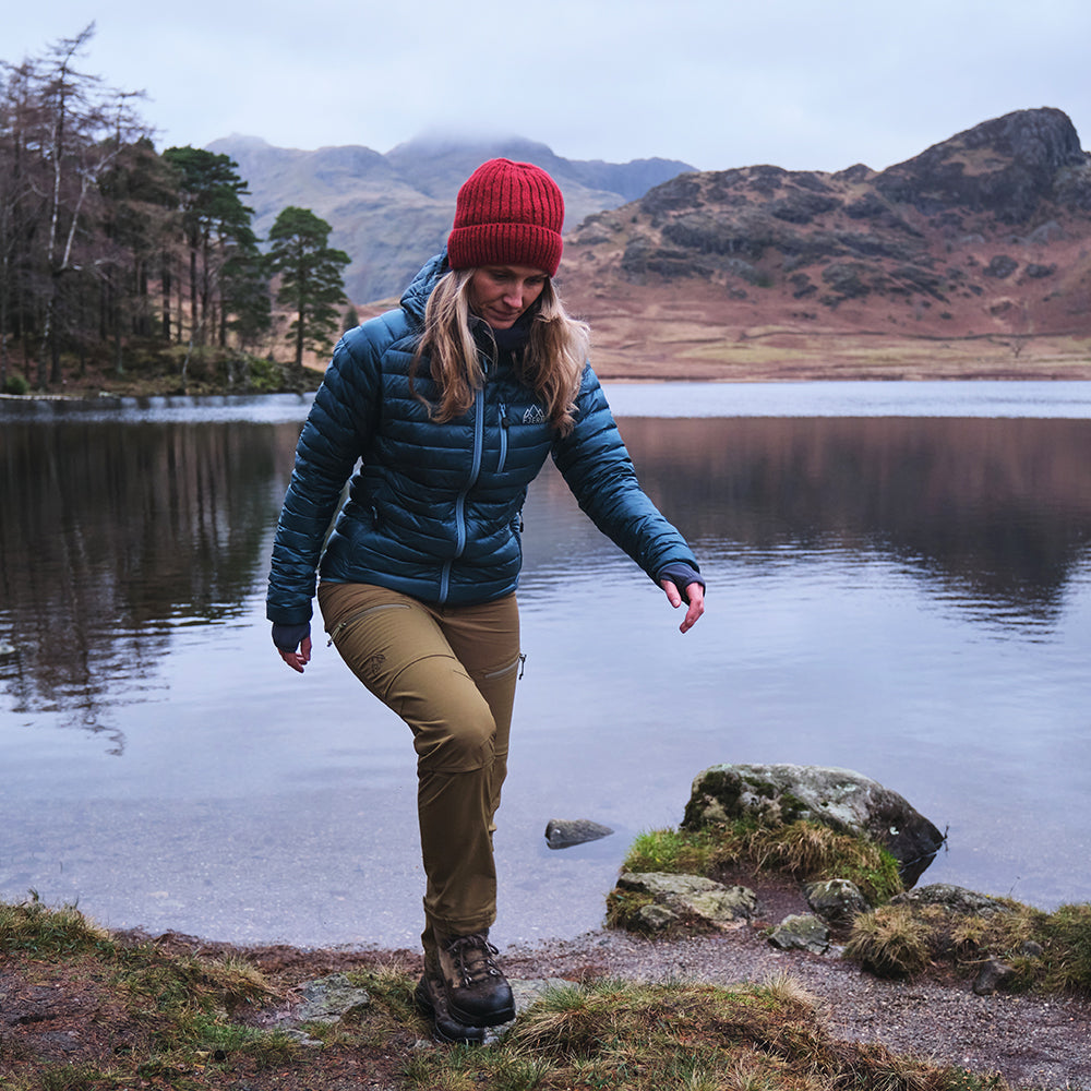 Arctic Blue) | Venture further with the Aktiv, a versatile and lightweight insulated layer that offers exceptional warmth in a compact package