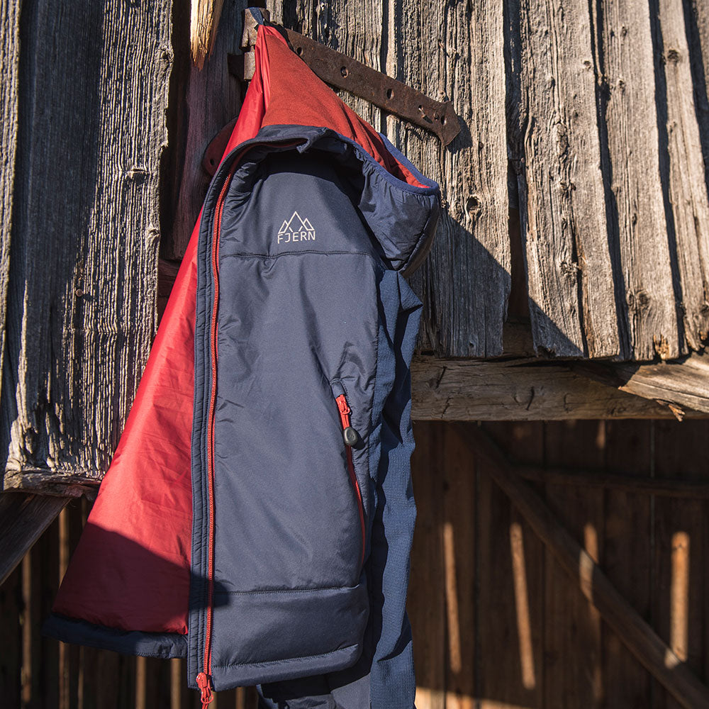 Fjern - Womens Breen Insulated Jacket (Navy/Rust) | The Breen is a fully featured powerhouse designed to conquer the harshest weather conditions