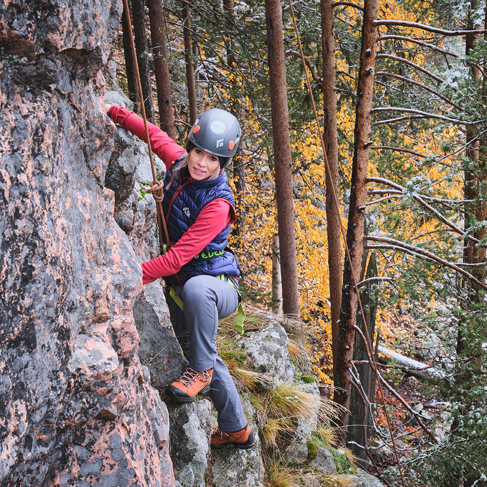 Fjern - Womens Bresprekk Half Zip Grid Fleece (Raspberry Red/Rust) | Designed to meet the demands of ever-changing alpine conditions, the Bresprekk functions as both a winter baselayer and a lightweight midlayer